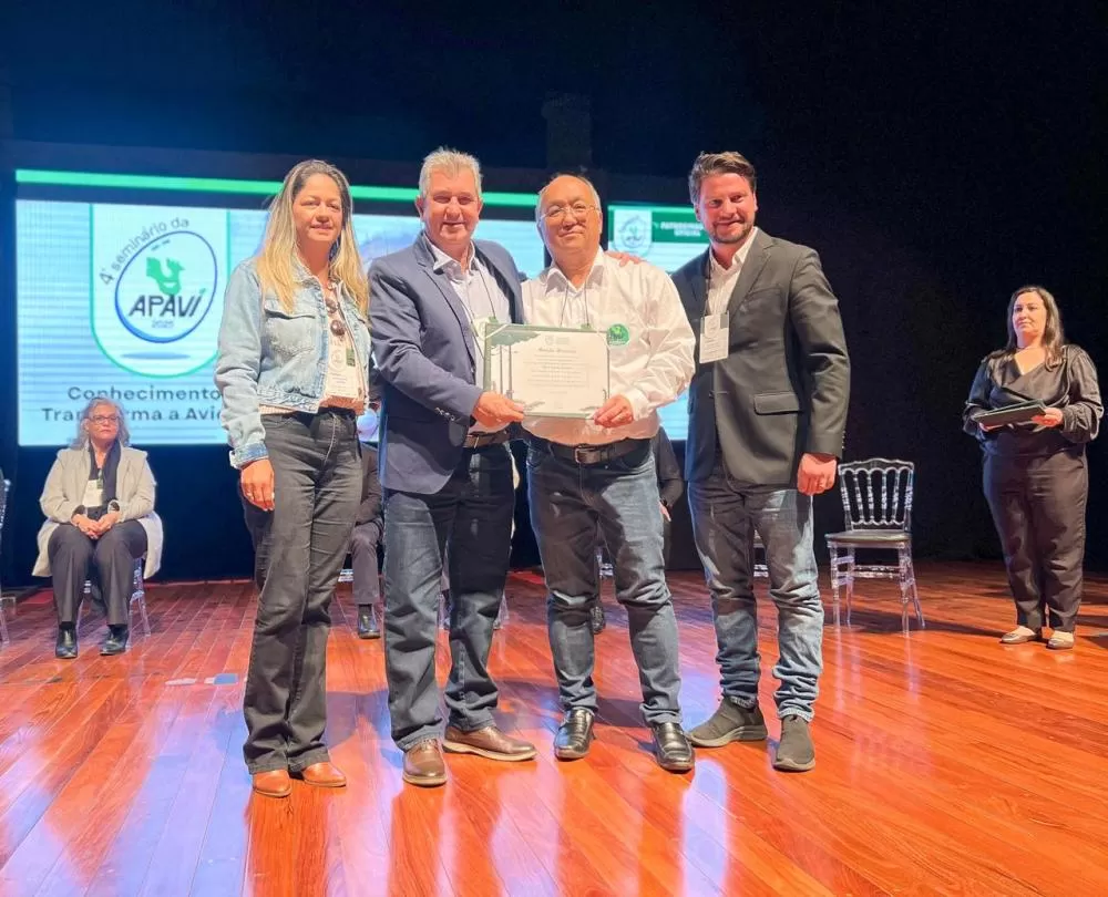 Deputado Bazana entrega Menção Honrosa a produtores pioneiros da avicultura em Arapongas