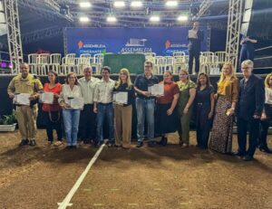 Deputado Bazana homenageia instituições e personalidades em sessão da Assembleia Itinerante em Bandeirantes