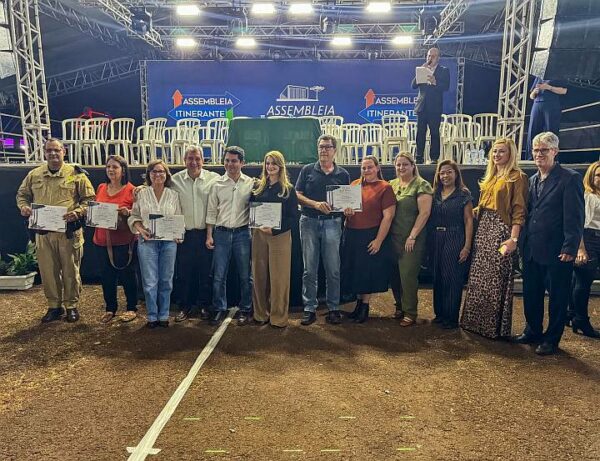 Deputado Bazana homenageia instituições e personalidades em sessão da Assembleia Itinerante em Bandeirantes