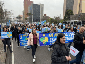 Caminhada em defesa da Educação Especializada reúne 10 mil pessoas em Curitiba