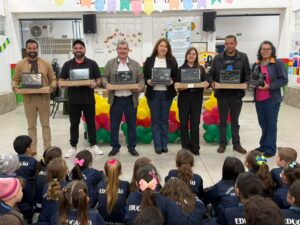 Deputado Bazana entrega kit tecnológico para escola municipal de Sabáudia